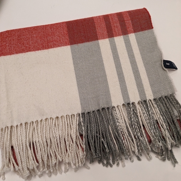 Plaid Gap blanket scarf - Picture 2 of 9